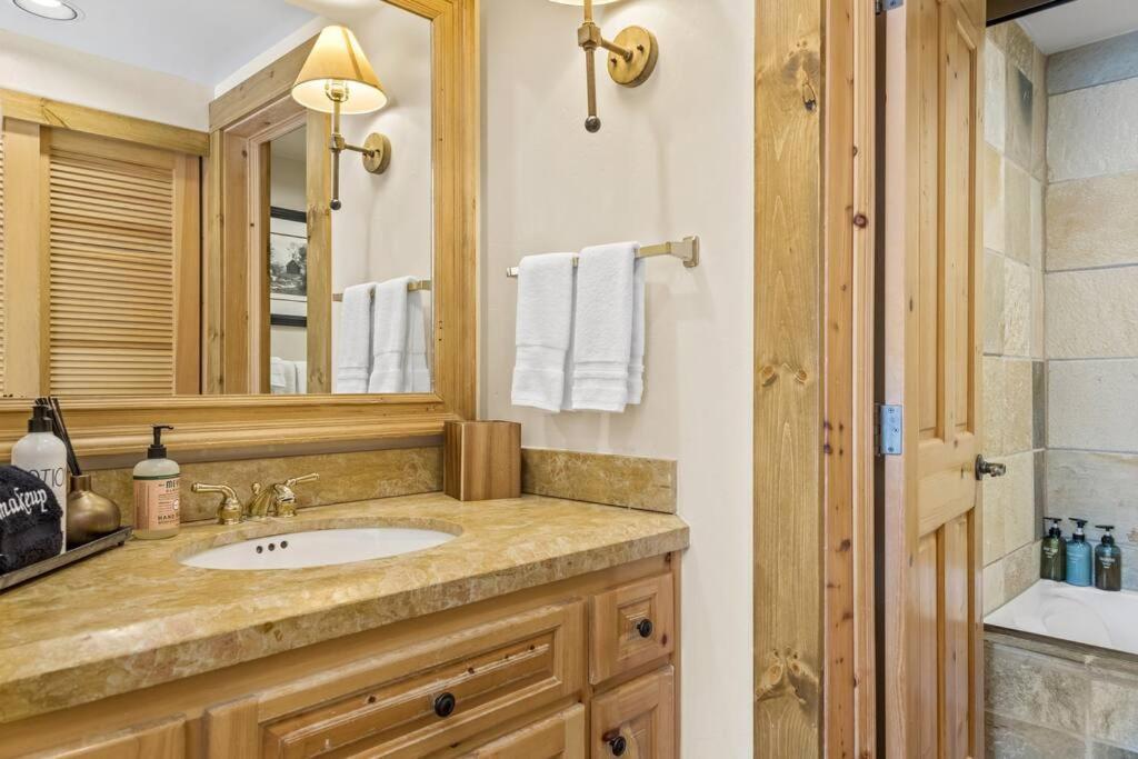 Blue Collar Boutique: Affordable Adventure Aparthotel Telluride Exterior photo